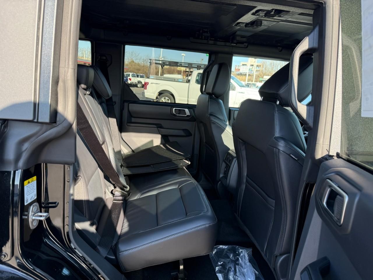 Ford Bronco Vehicle Full-screen Gallery Image 05