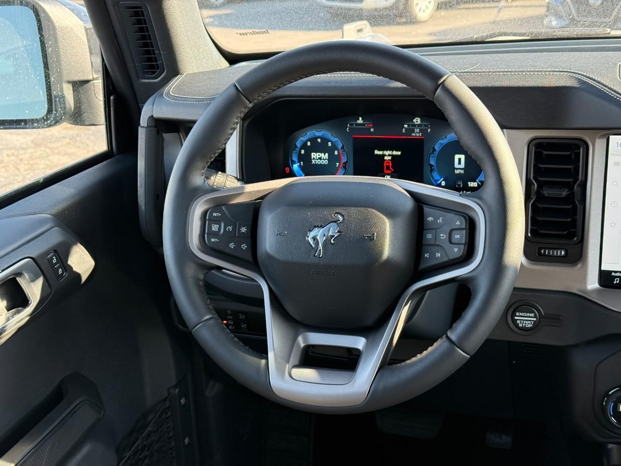 Ford Bronco Vehicle Full-screen Gallery Image 07