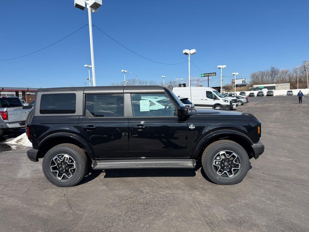 Ford Bronco Vehicle Full-screen Gallery Image 02
