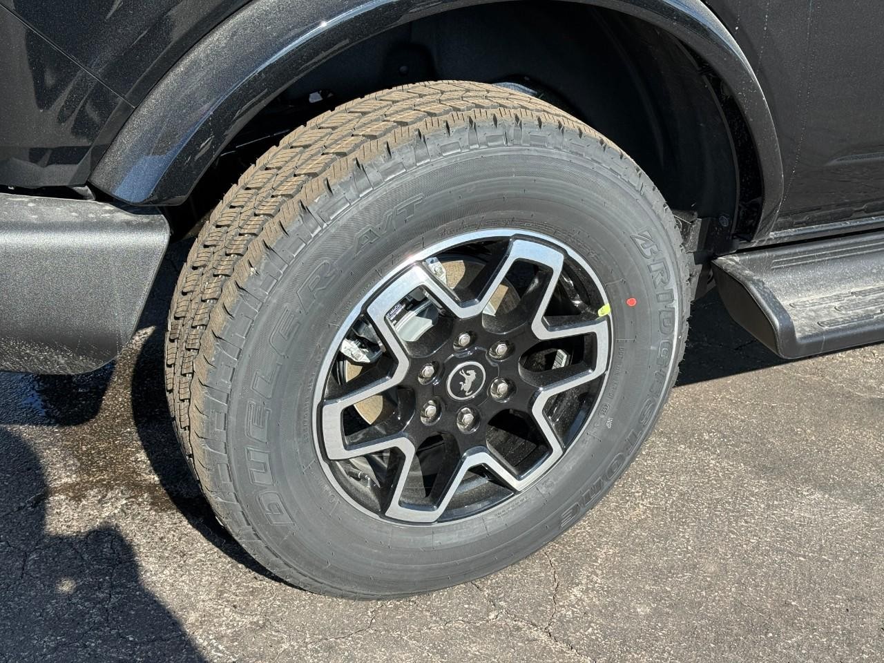 Ford Bronco Vehicle Full-screen Gallery Image 04