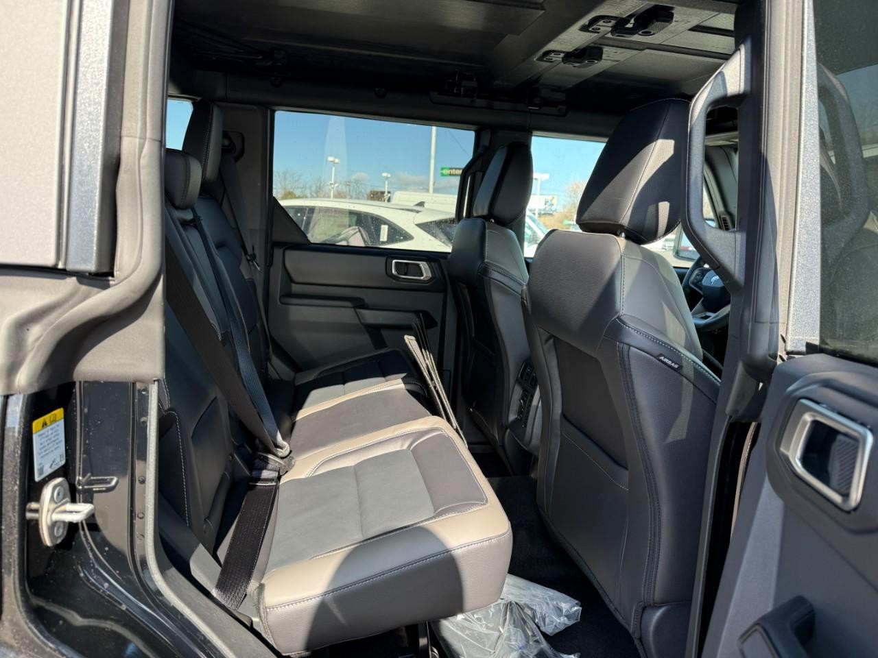 Ford Bronco Vehicle Full-screen Gallery Image 05