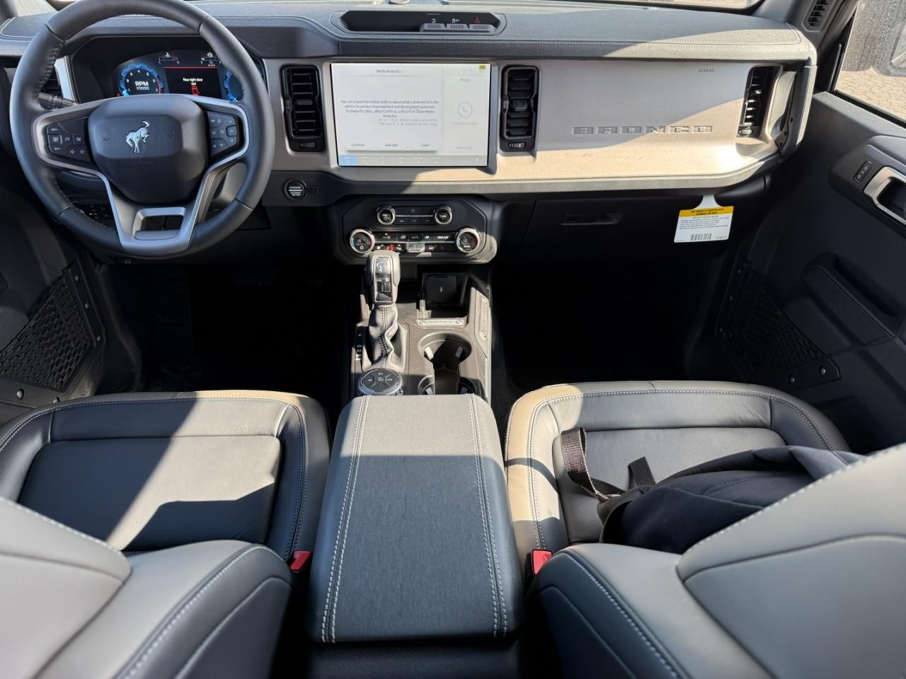 Ford Bronco Vehicle Full-screen Gallery Image 06