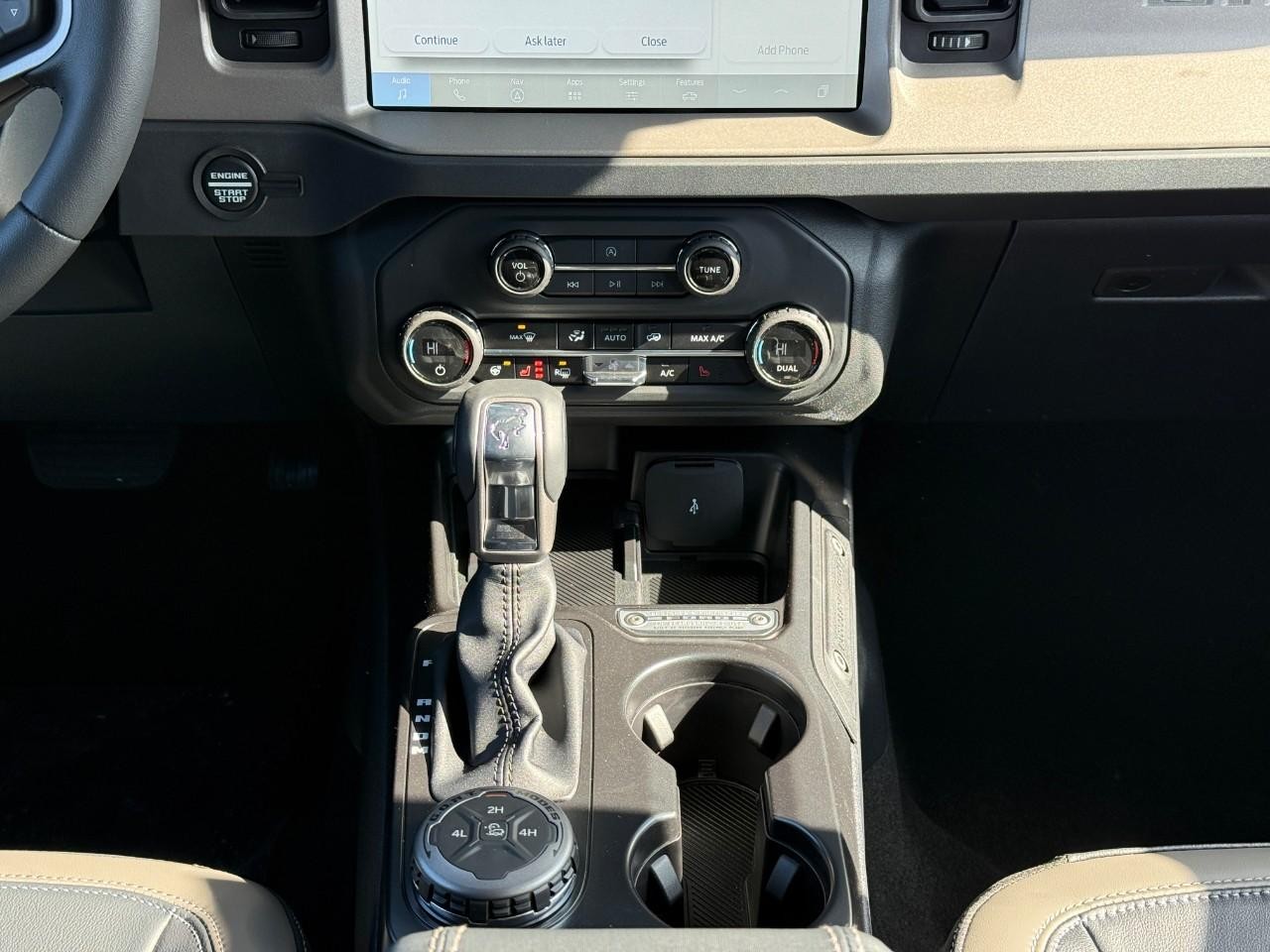 Ford Bronco Vehicle Full-screen Gallery Image 09