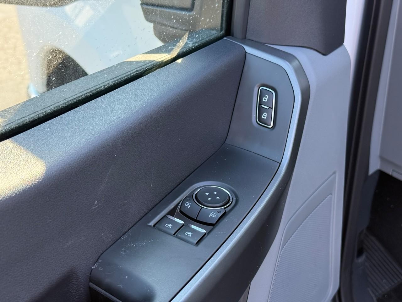 Ford Super Duty F-350 SRW Vehicle Full-screen Gallery Image 07