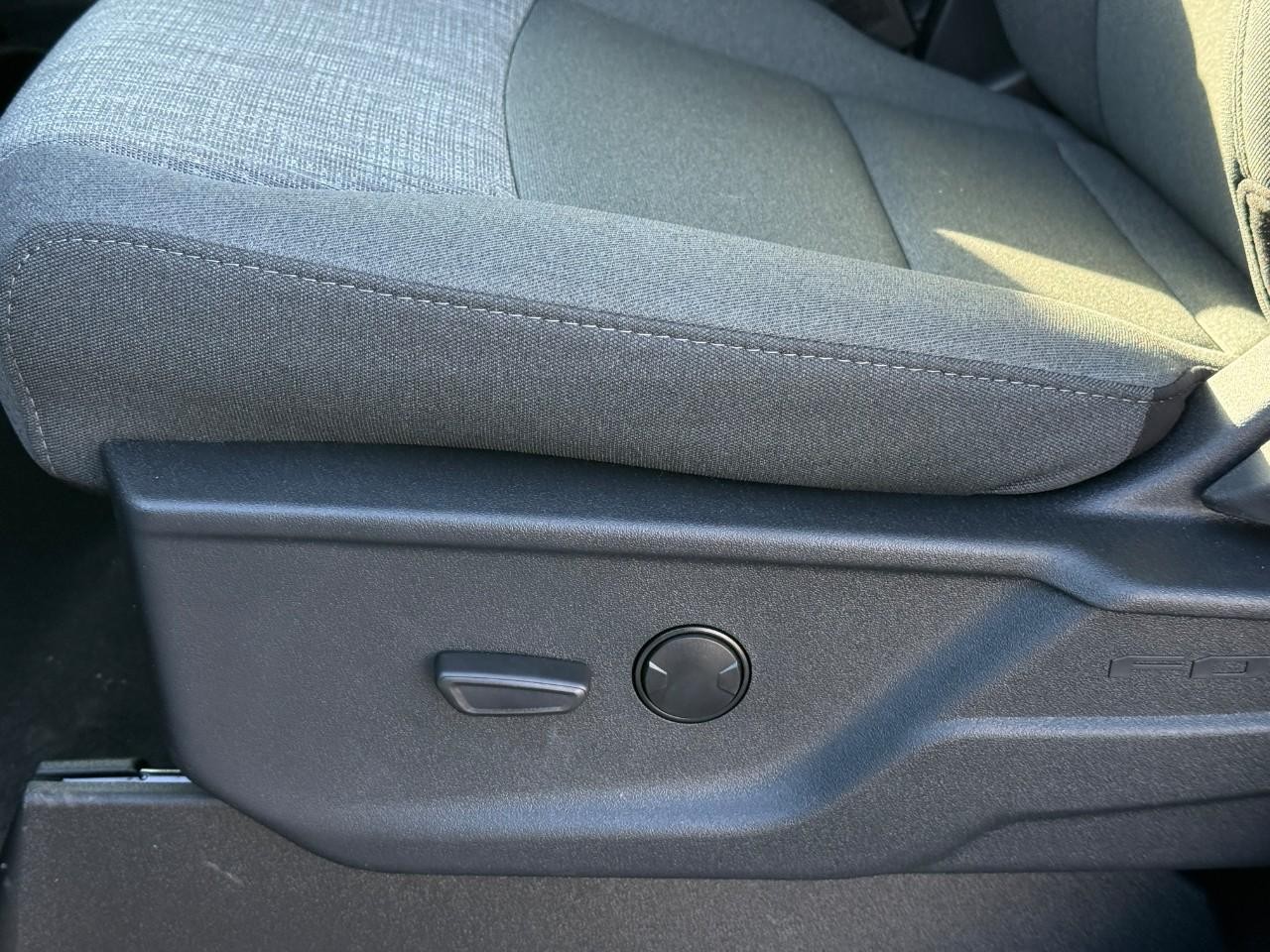 Ford Super Duty F-350 SRW Vehicle Full-screen Gallery Image 08