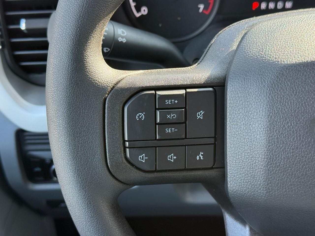 Ford Super Duty F-350 SRW Vehicle Full-screen Gallery Image 09