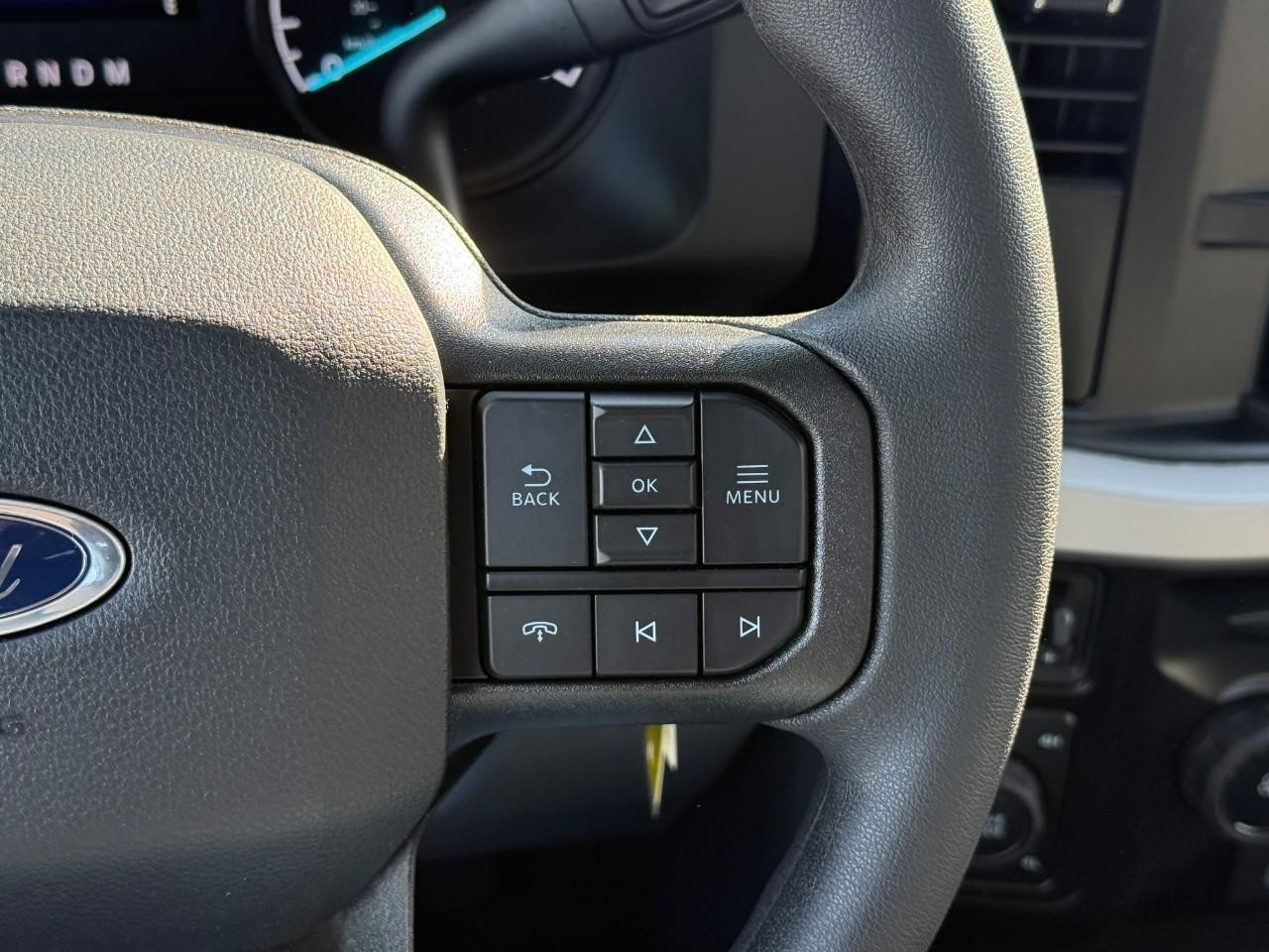 Ford Super Duty F-350 SRW Vehicle Full-screen Gallery Image 10