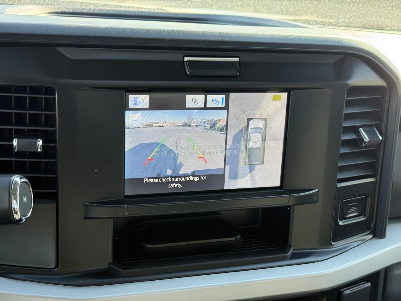 Ford Super Duty F-350 SRW Vehicle Full-screen Gallery Image 11