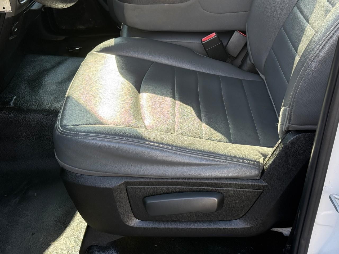 Ram 1500 Classic Vehicle Full-screen Gallery Image 16