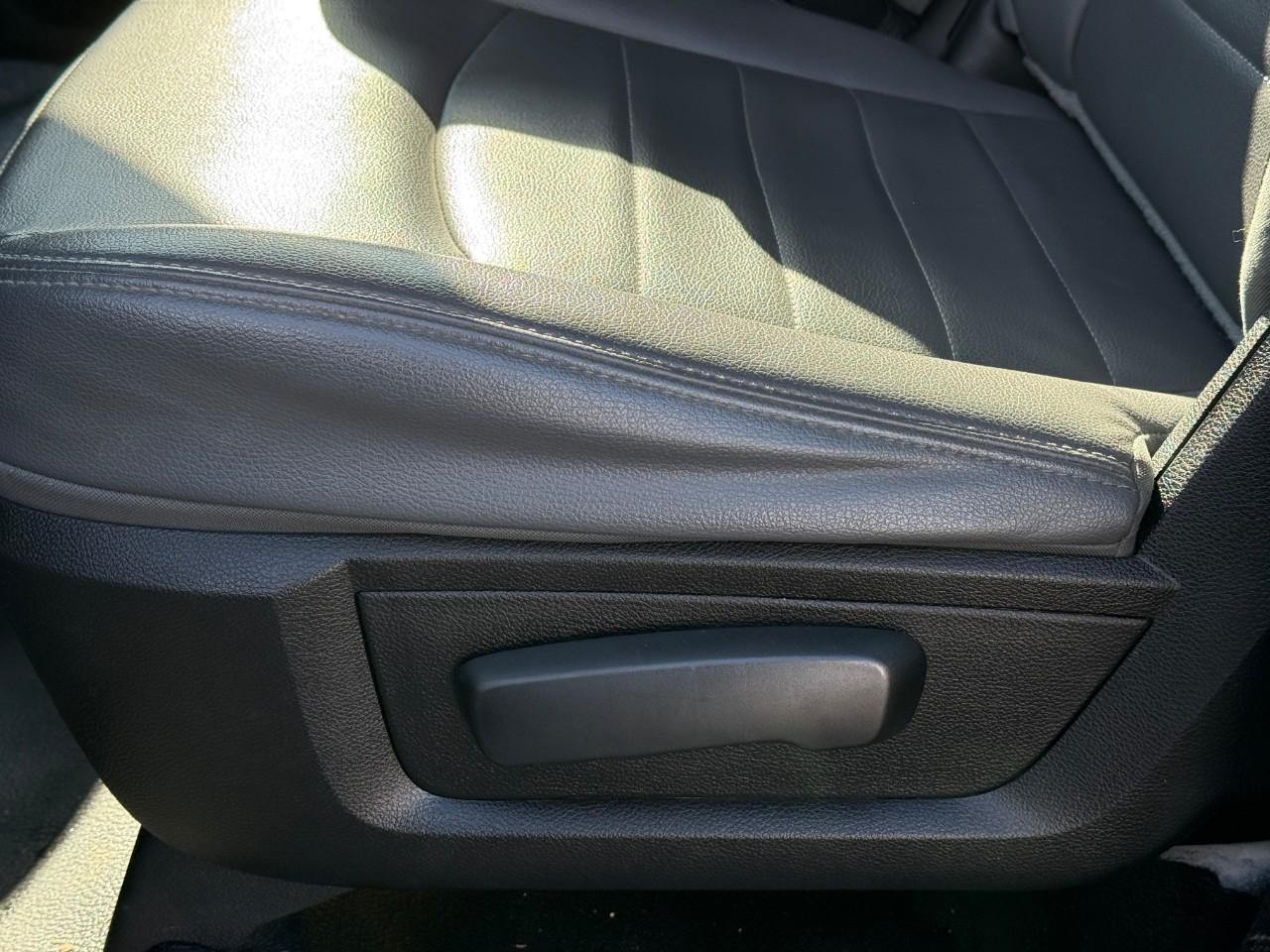 Ram 1500 Classic Vehicle Full-screen Gallery Image 17