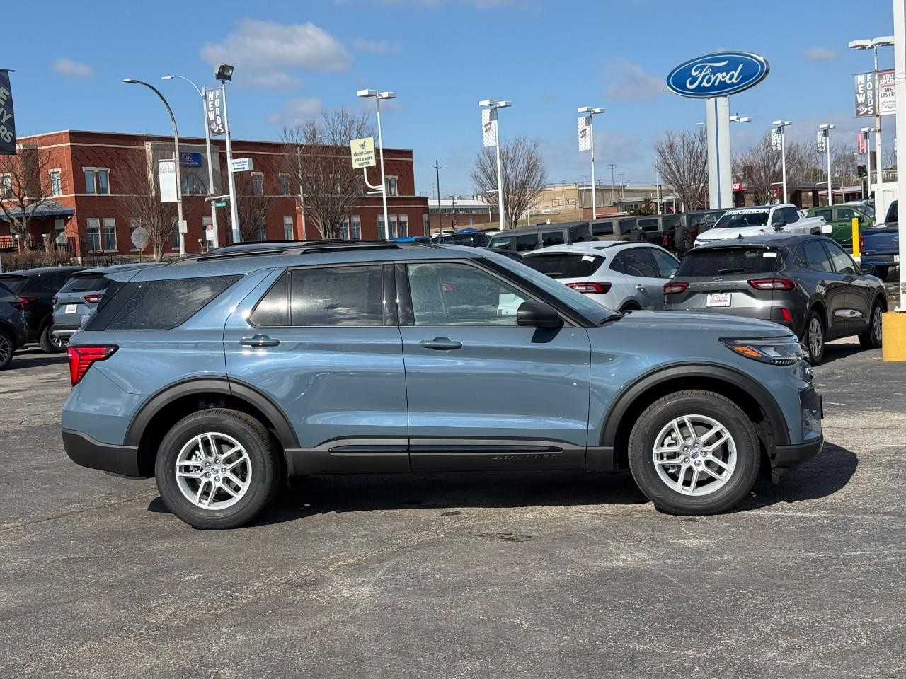 Ford Explorer Vehicle Full-screen Gallery Image 02