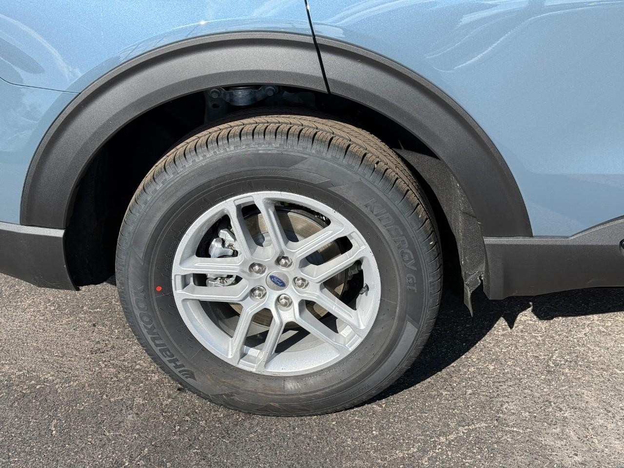 Ford Explorer Vehicle Full-screen Gallery Image 04