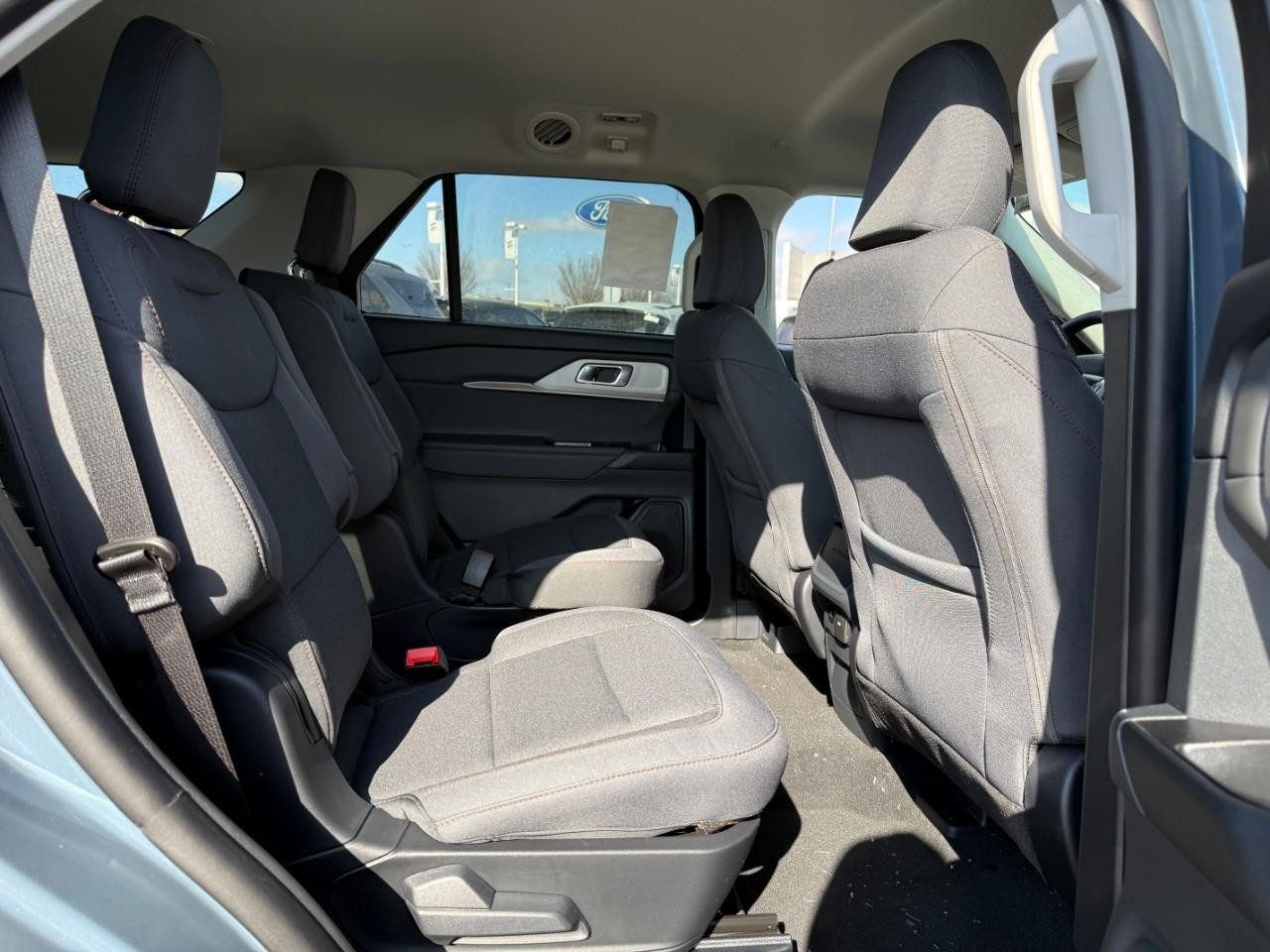 Ford Explorer Vehicle Full-screen Gallery Image 06