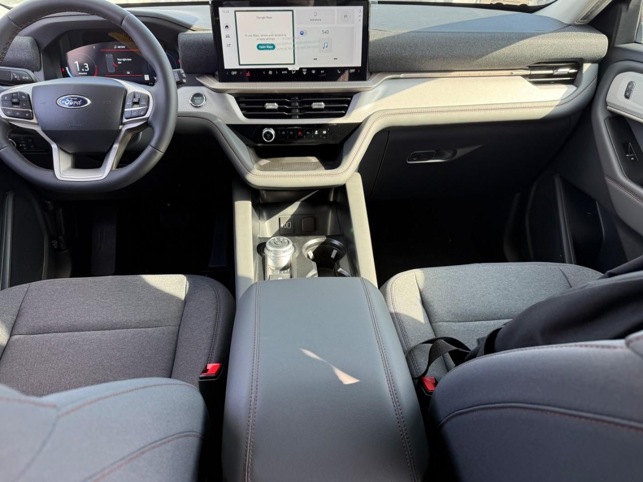 Ford Explorer Vehicle Full-screen Gallery Image 07