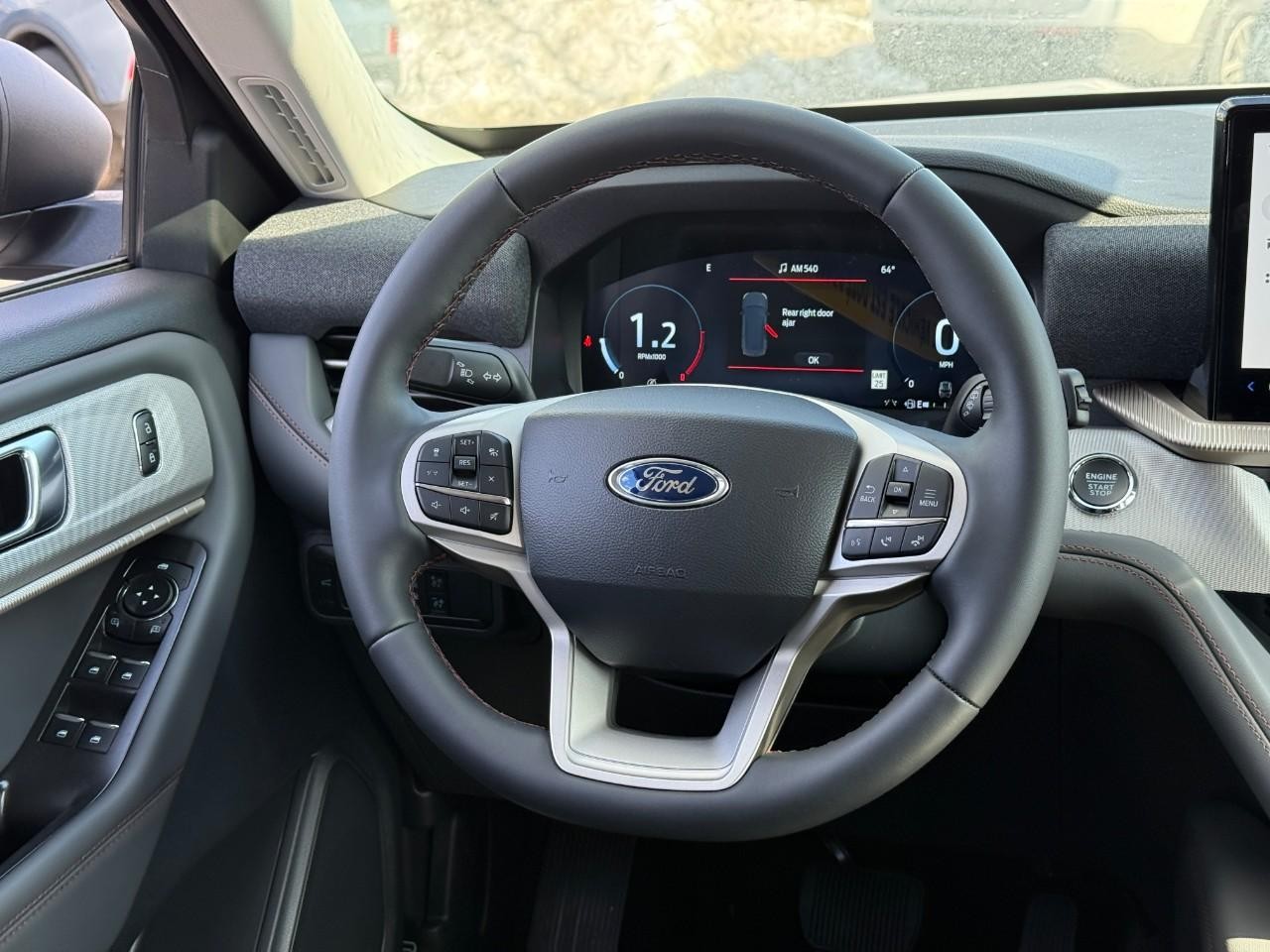 Ford Explorer Vehicle Full-screen Gallery Image 08