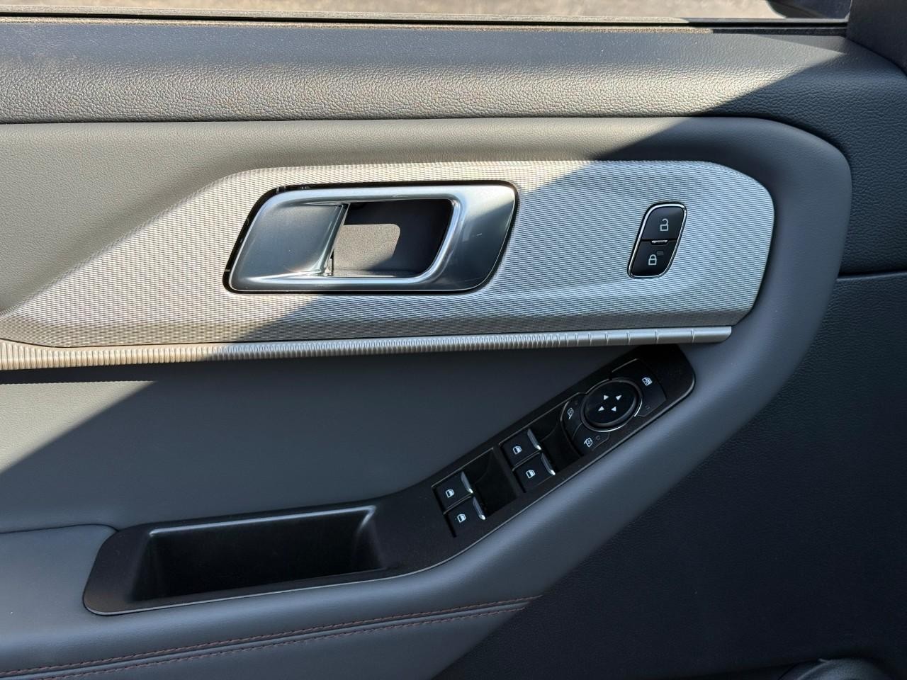 Ford Explorer Vehicle Full-screen Gallery Image 12