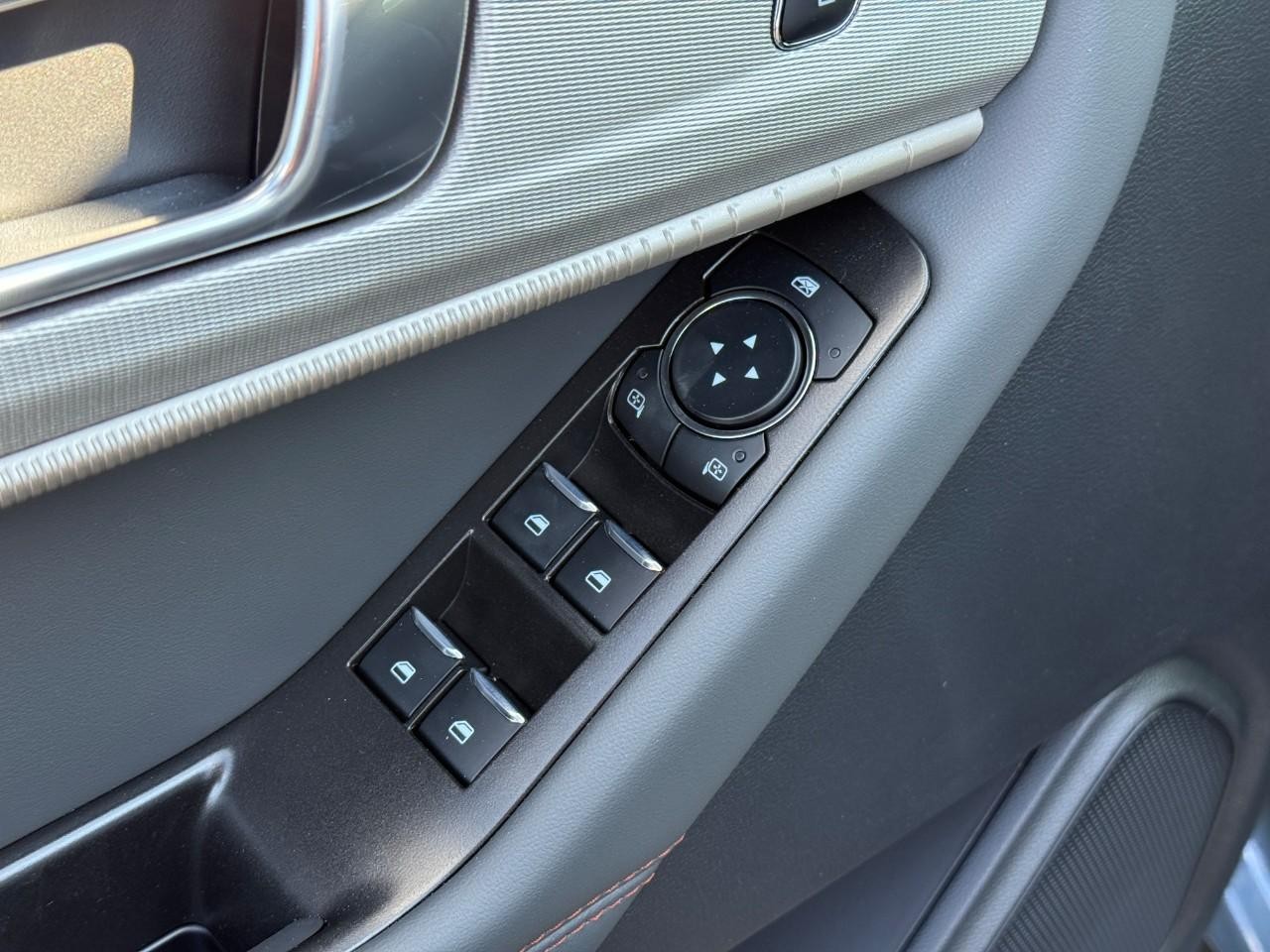 Ford Explorer Vehicle Full-screen Gallery Image 13