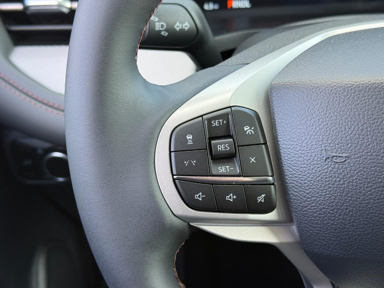 Ford Explorer Vehicle Full-screen Gallery Image 16