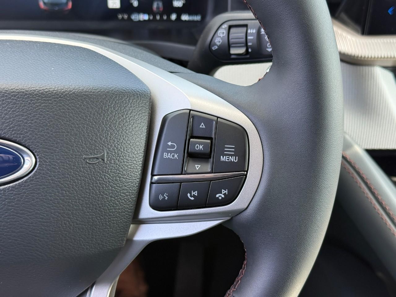 Ford Explorer Vehicle Full-screen Gallery Image 17