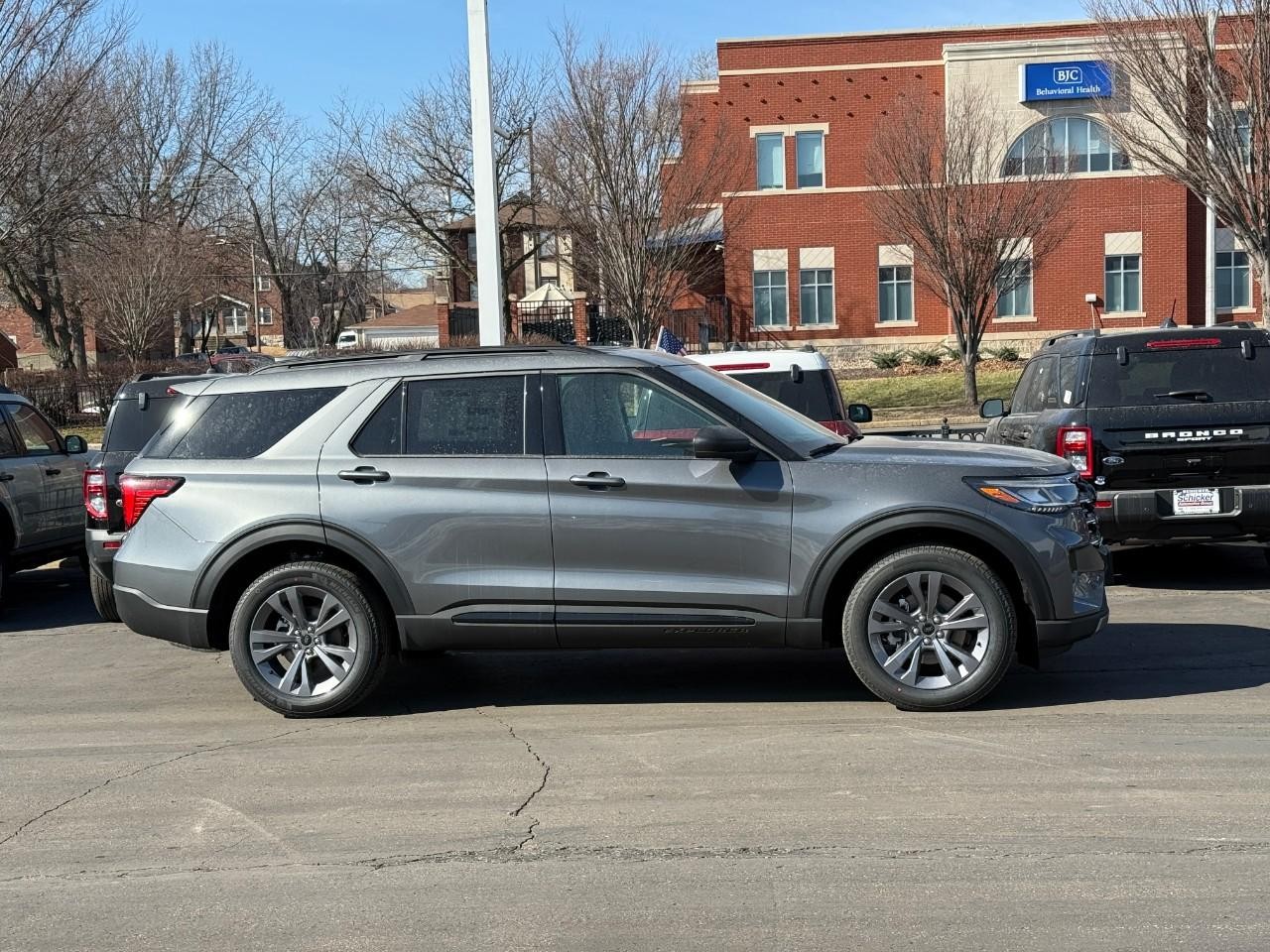 Ford Explorer Vehicle Full-screen Gallery Image 02
