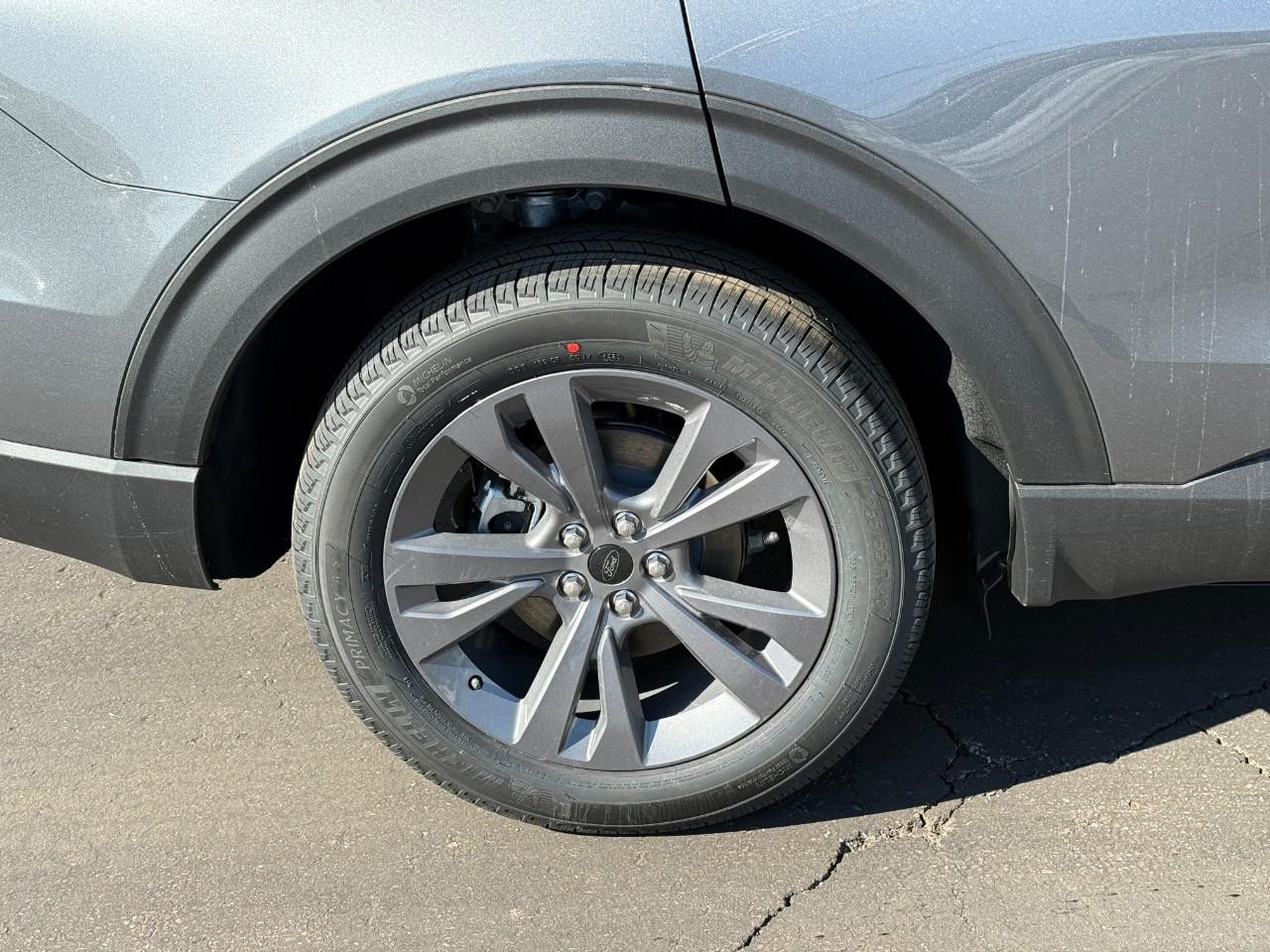 Ford Explorer Vehicle Full-screen Gallery Image 04