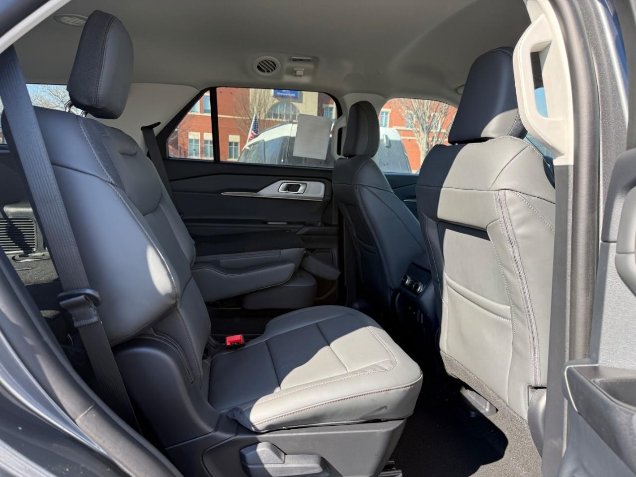 Ford Explorer Vehicle Full-screen Gallery Image 05