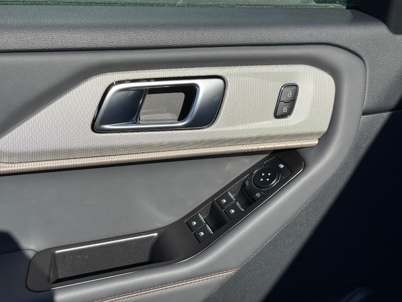 Ford Explorer Vehicle Full-screen Gallery Image 10