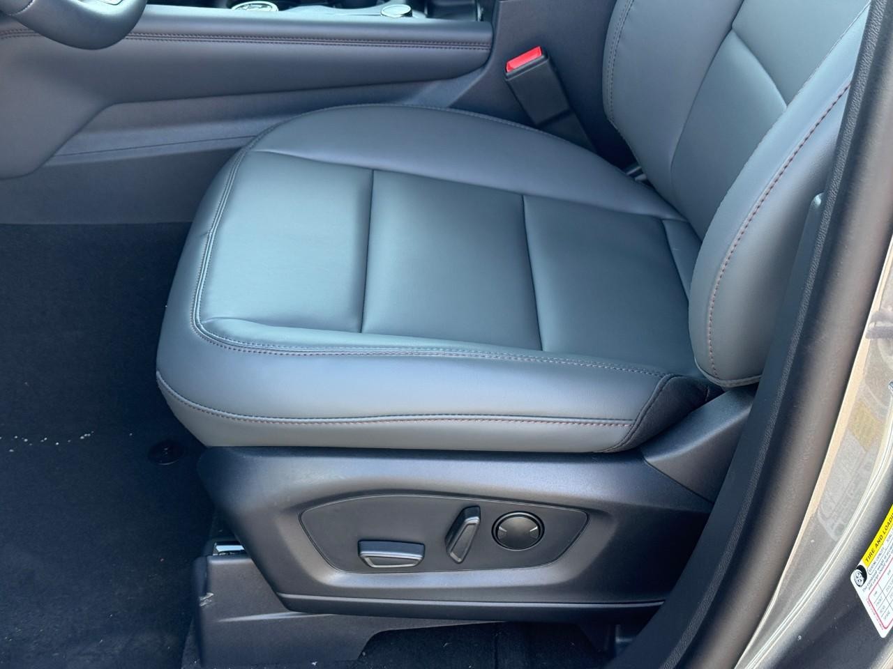 Ford Explorer Vehicle Full-screen Gallery Image 11