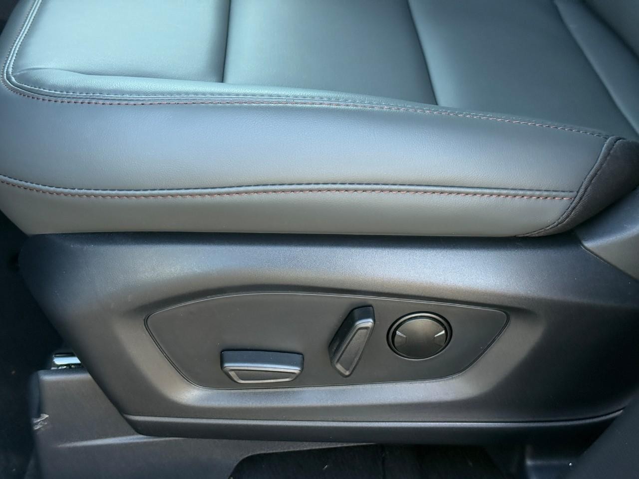 Ford Explorer Vehicle Full-screen Gallery Image 12