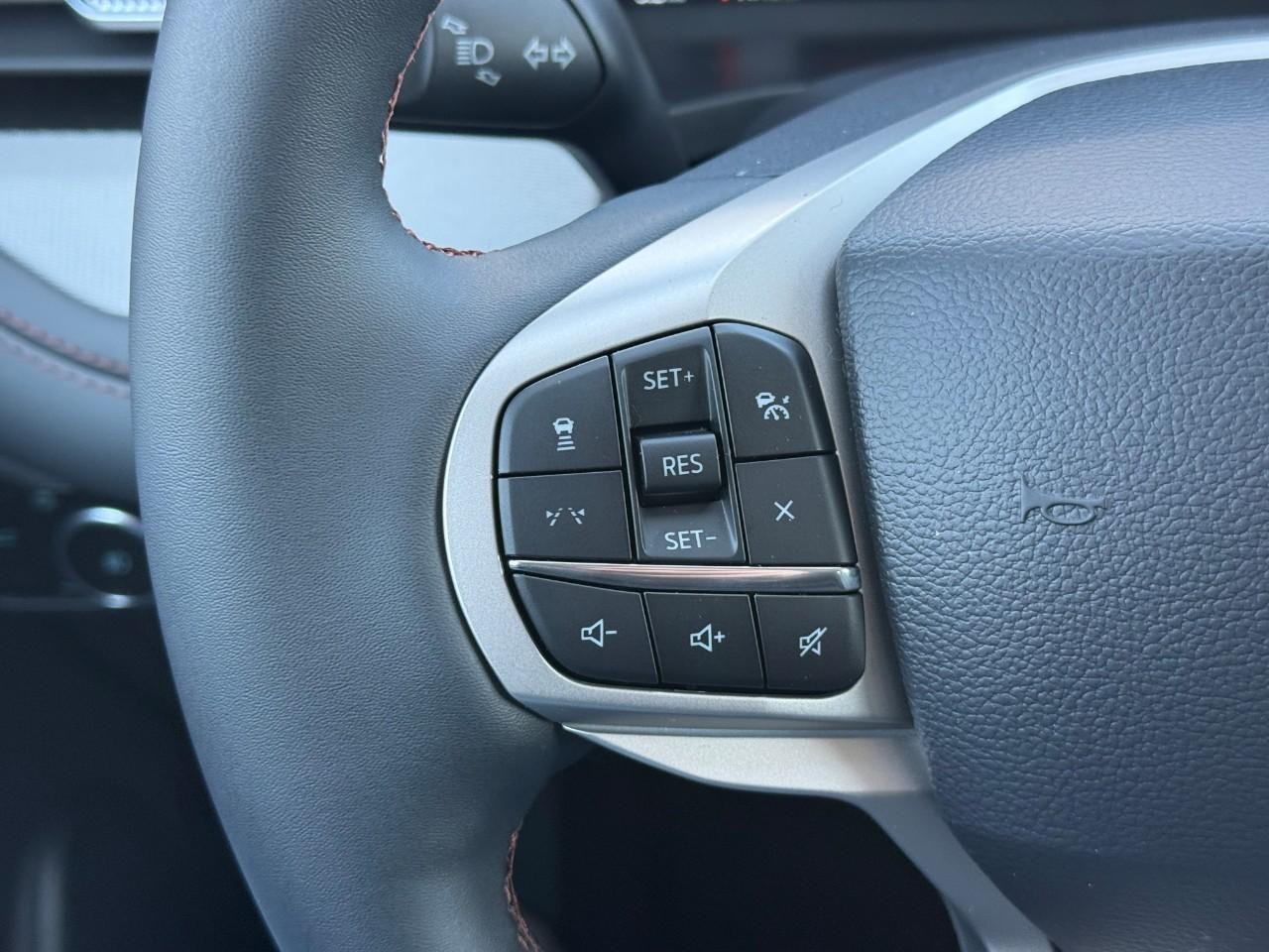 Ford Explorer Vehicle Full-screen Gallery Image 13