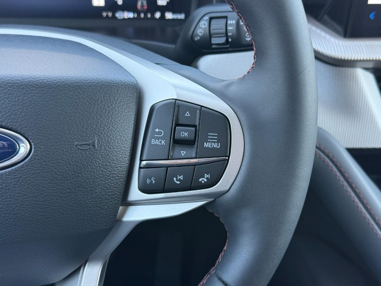 Ford Explorer Vehicle Full-screen Gallery Image 14