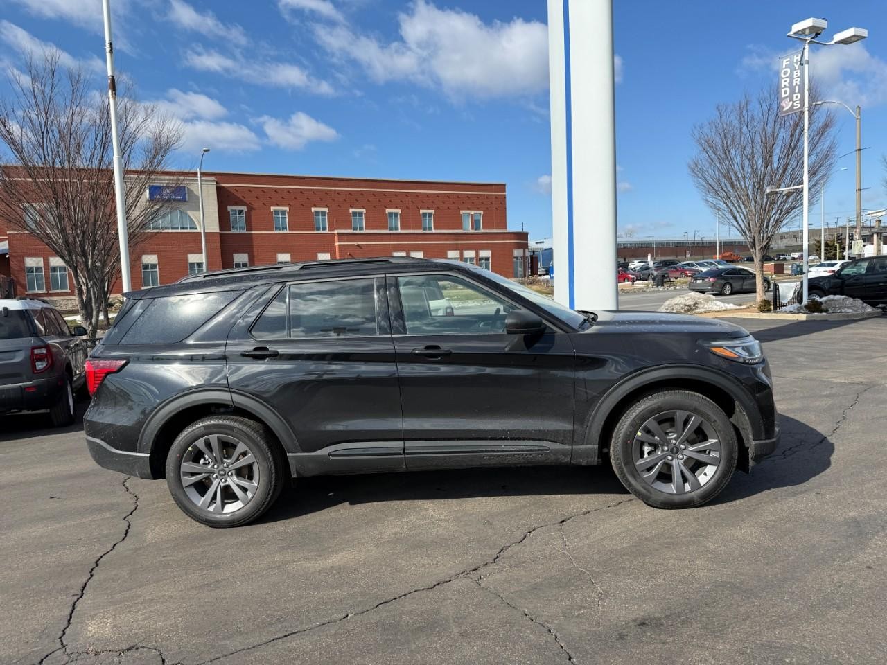 Ford Explorer Vehicle Full-screen Gallery Image 02