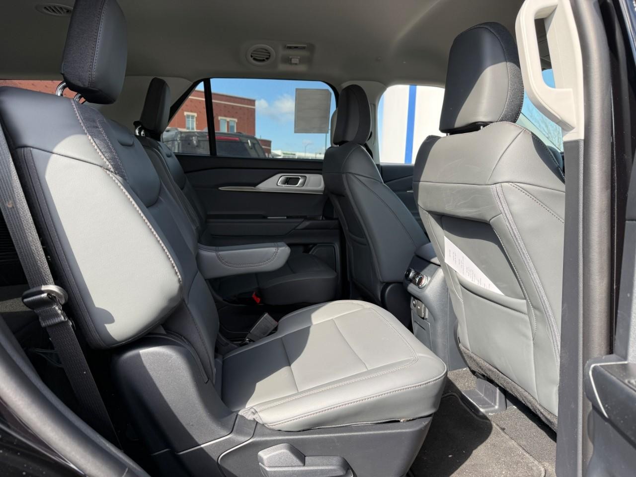 Ford Explorer Vehicle Full-screen Gallery Image 05