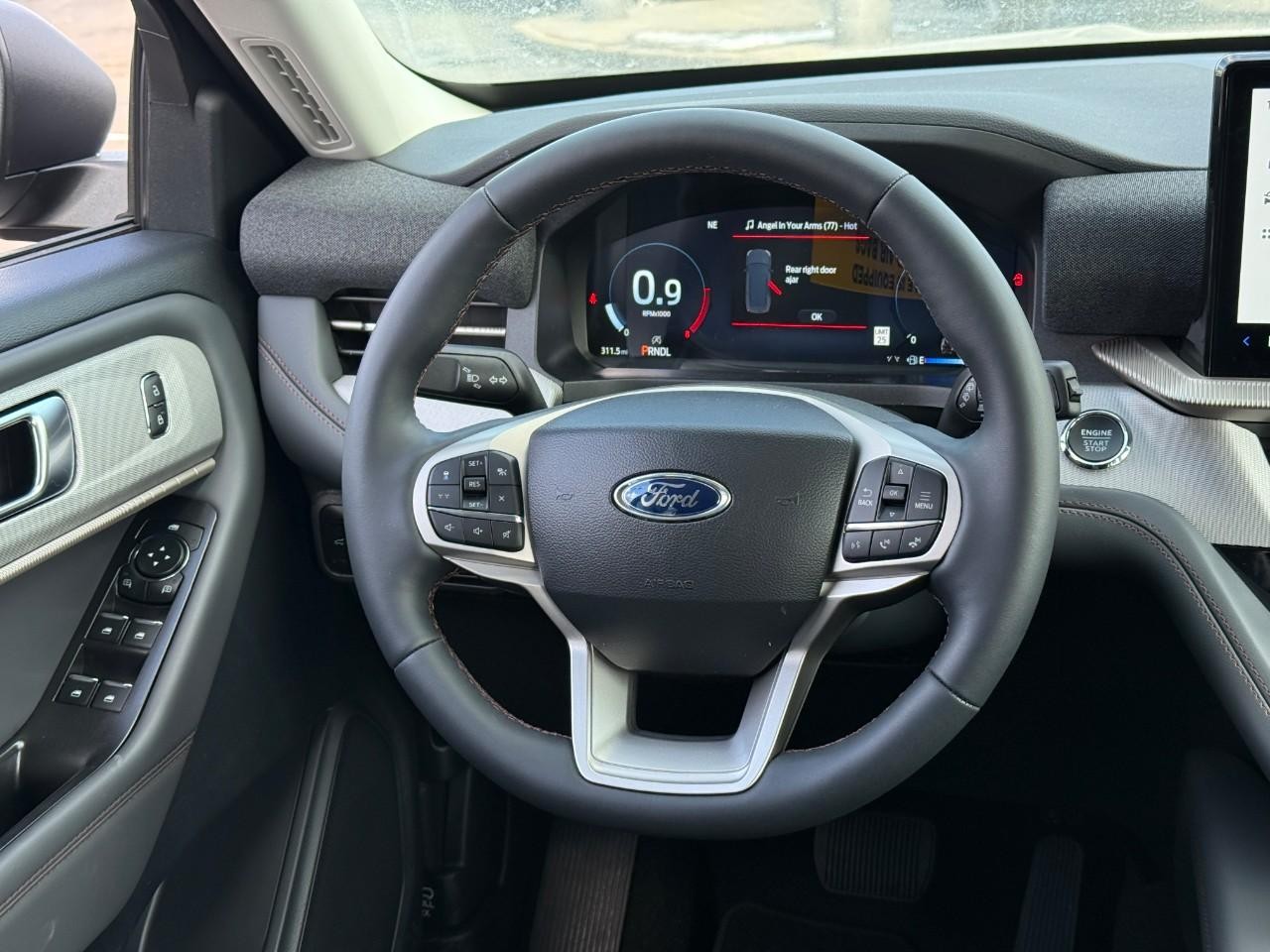 Ford Explorer Vehicle Full-screen Gallery Image 08