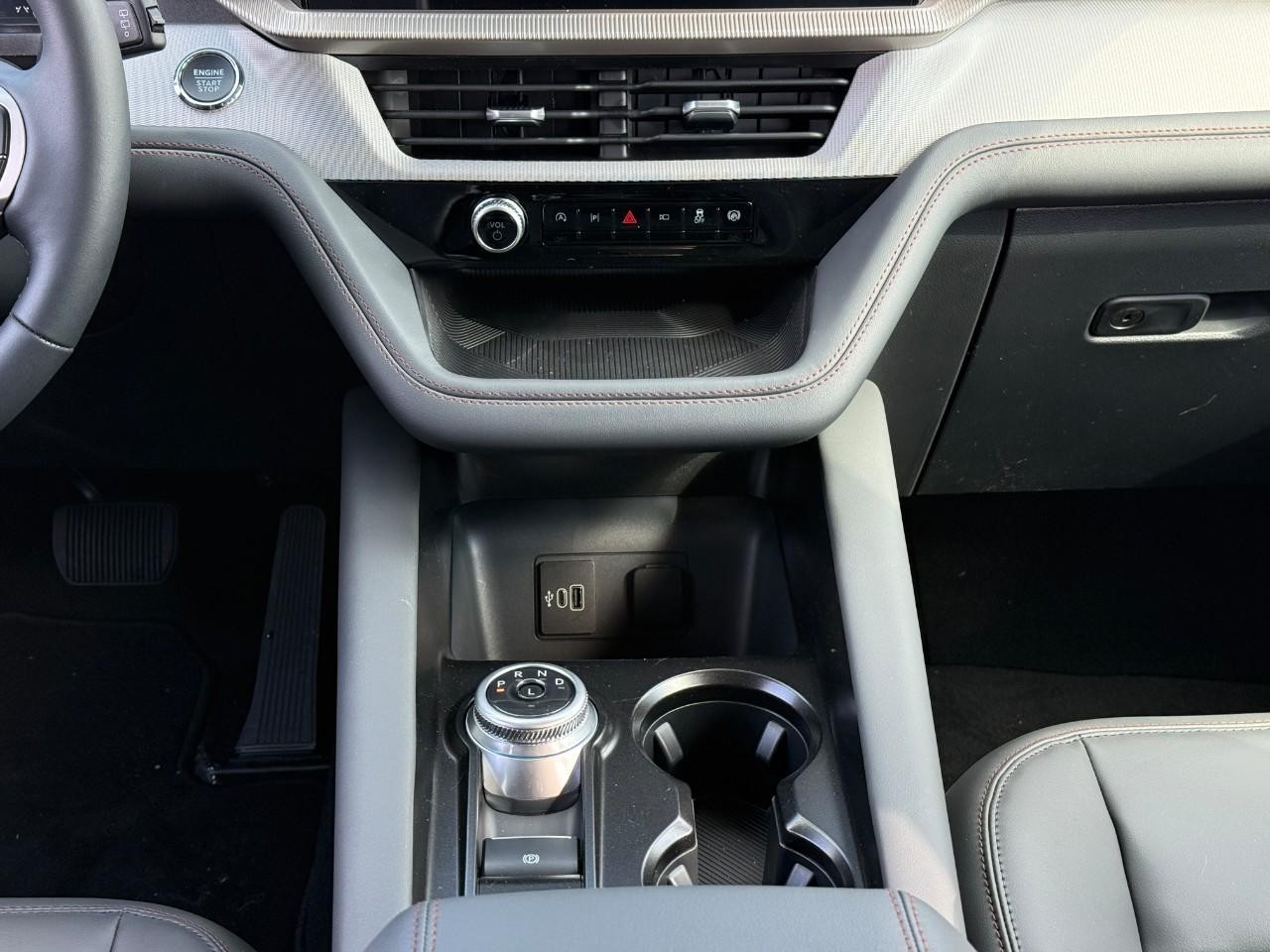 Ford Explorer Vehicle Full-screen Gallery Image 11