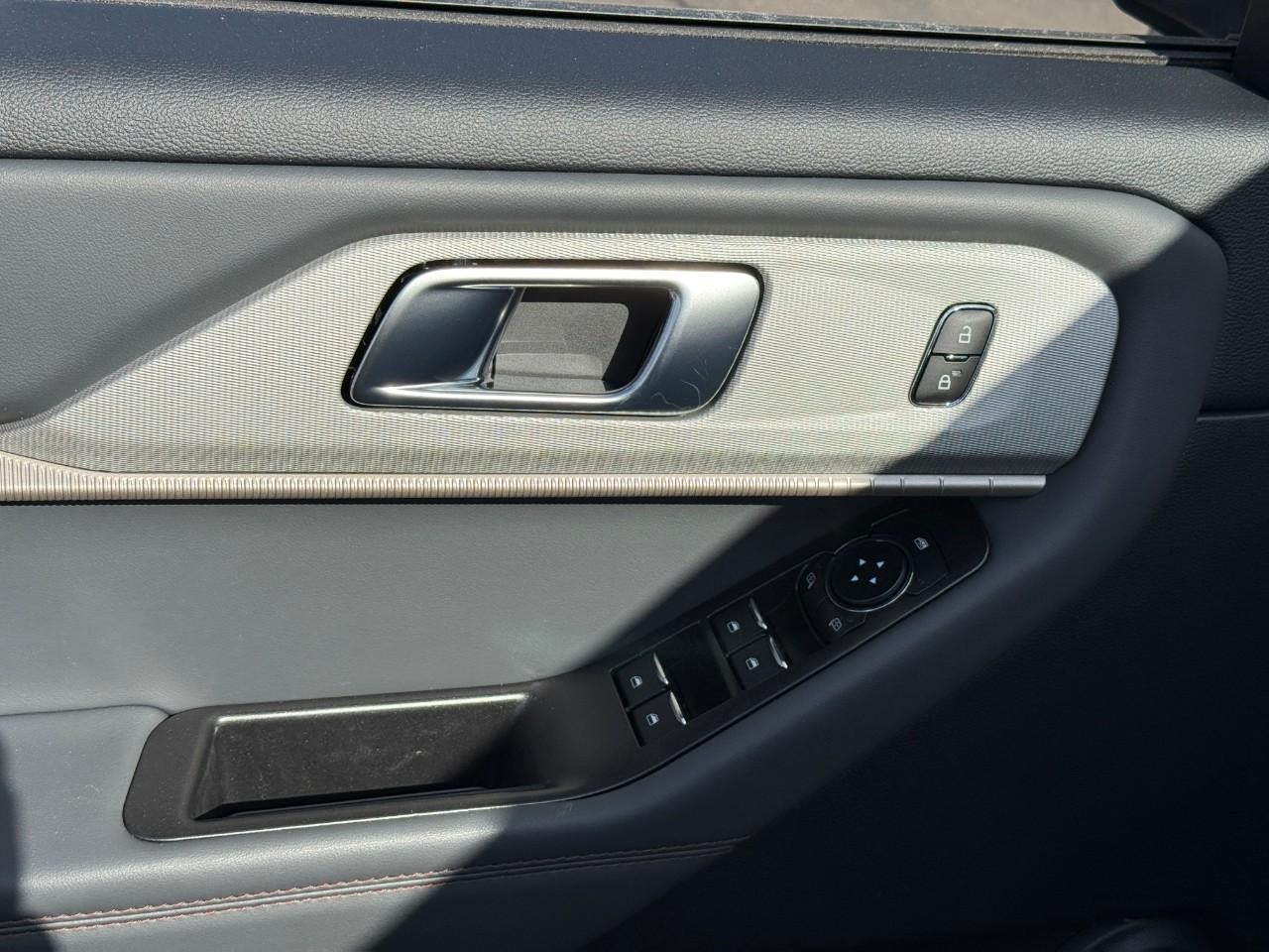 Ford Explorer Vehicle Full-screen Gallery Image 12