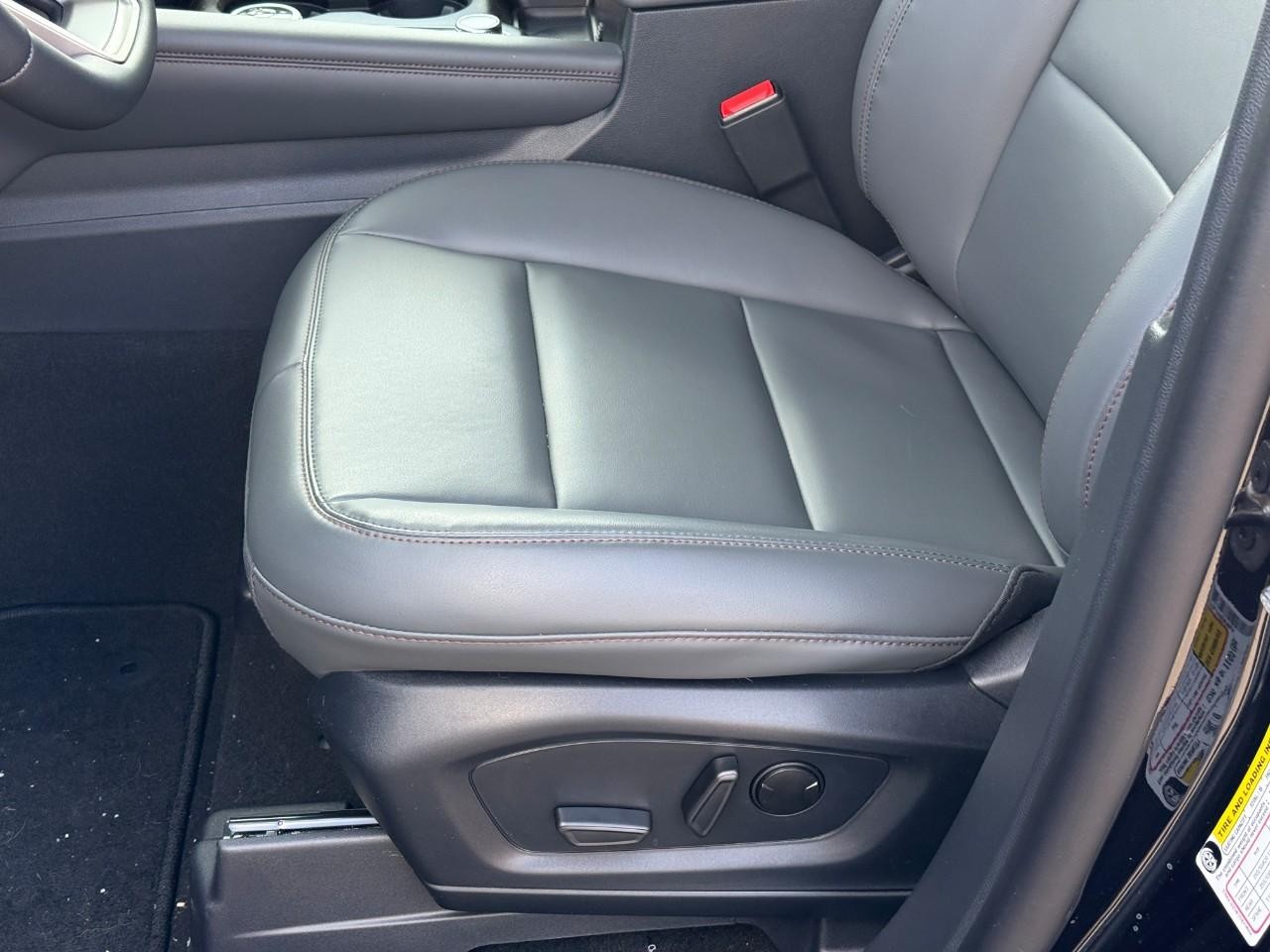 Ford Explorer Vehicle Full-screen Gallery Image 13