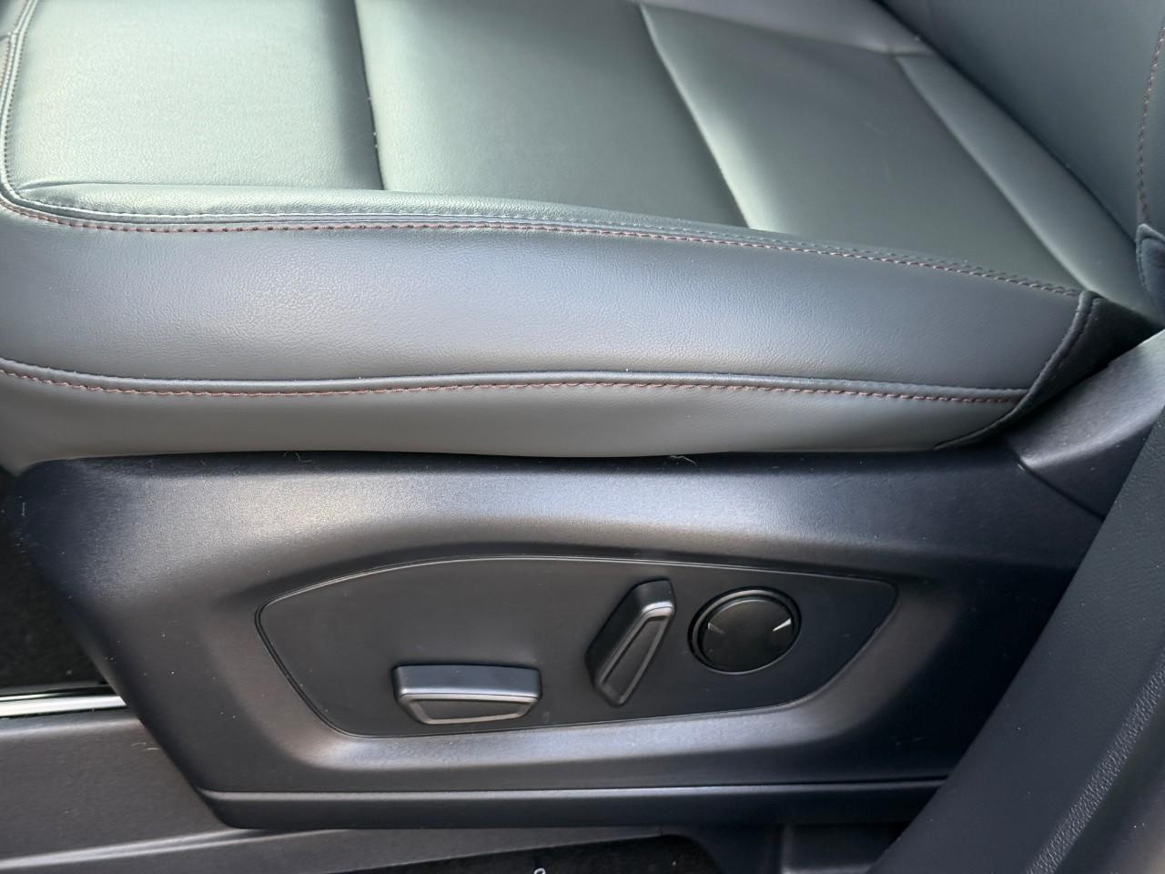 Ford Explorer Vehicle Full-screen Gallery Image 14