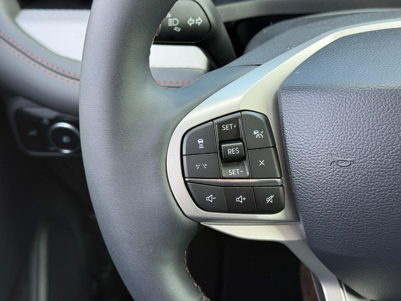 Ford Explorer Vehicle Full-screen Gallery Image 15