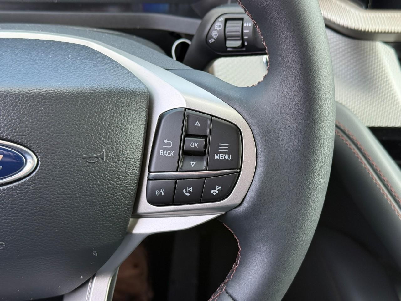 Ford Explorer Vehicle Full-screen Gallery Image 16