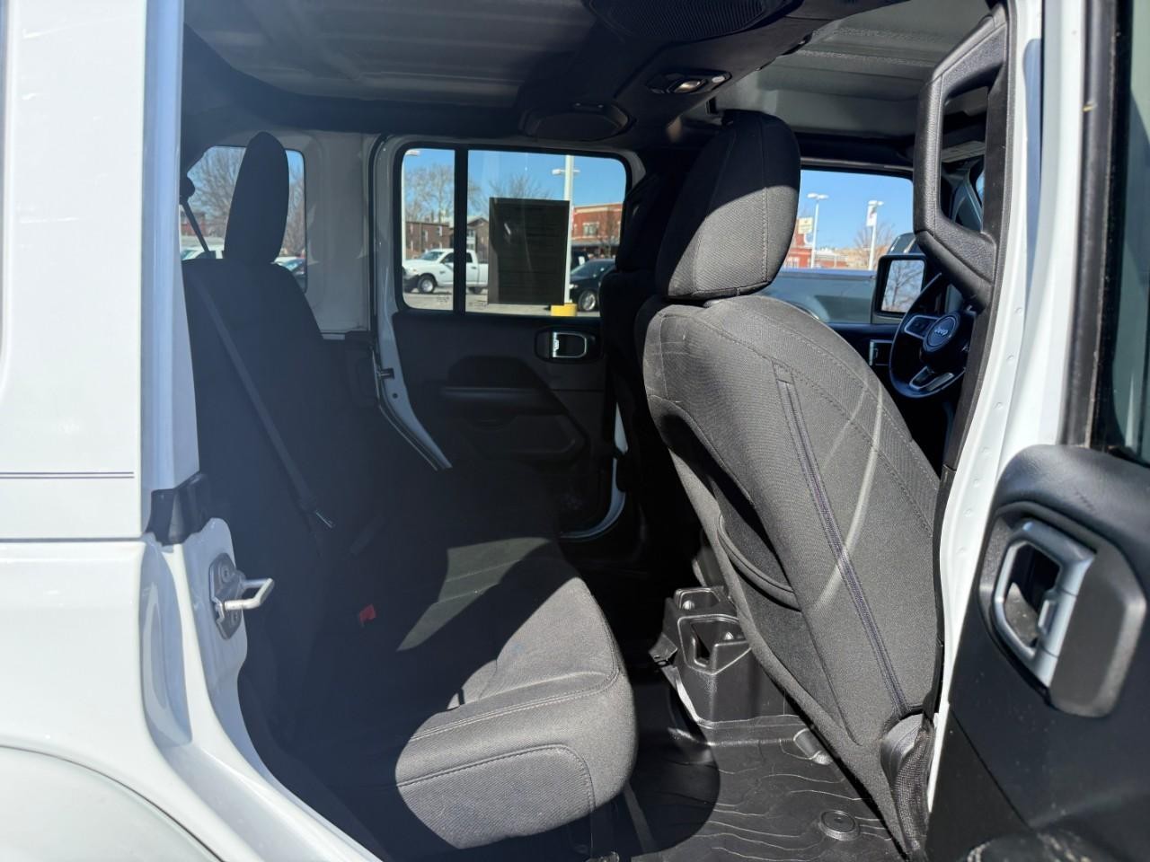 Jeep Wrangler Unlimited Vehicle Full-screen Gallery Image 06