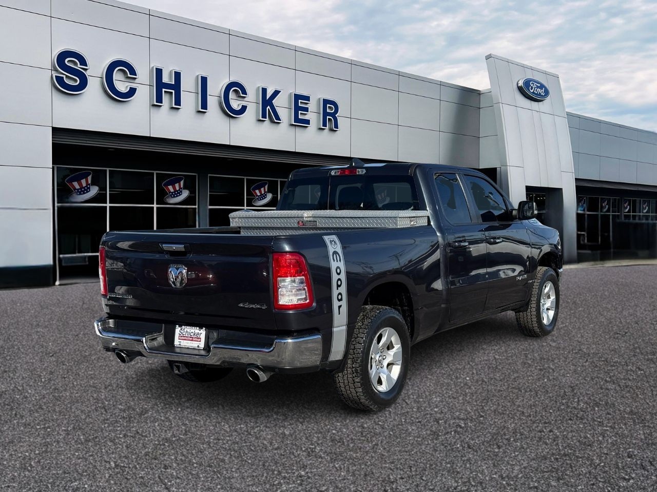 Ram 1500 Vehicle Full-screen Gallery Image 02