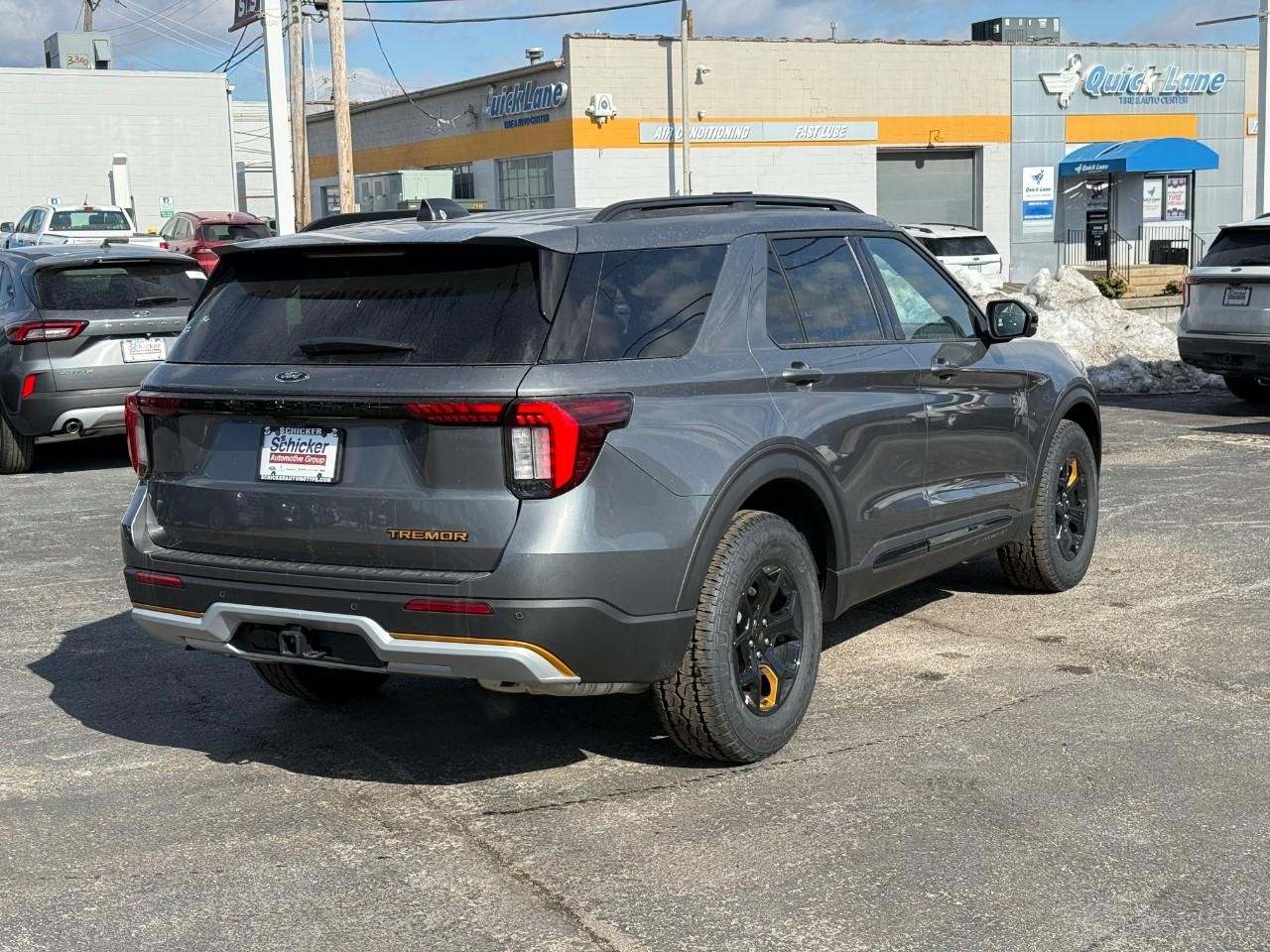 Ford Explorer Vehicle Full-screen Gallery Image 03