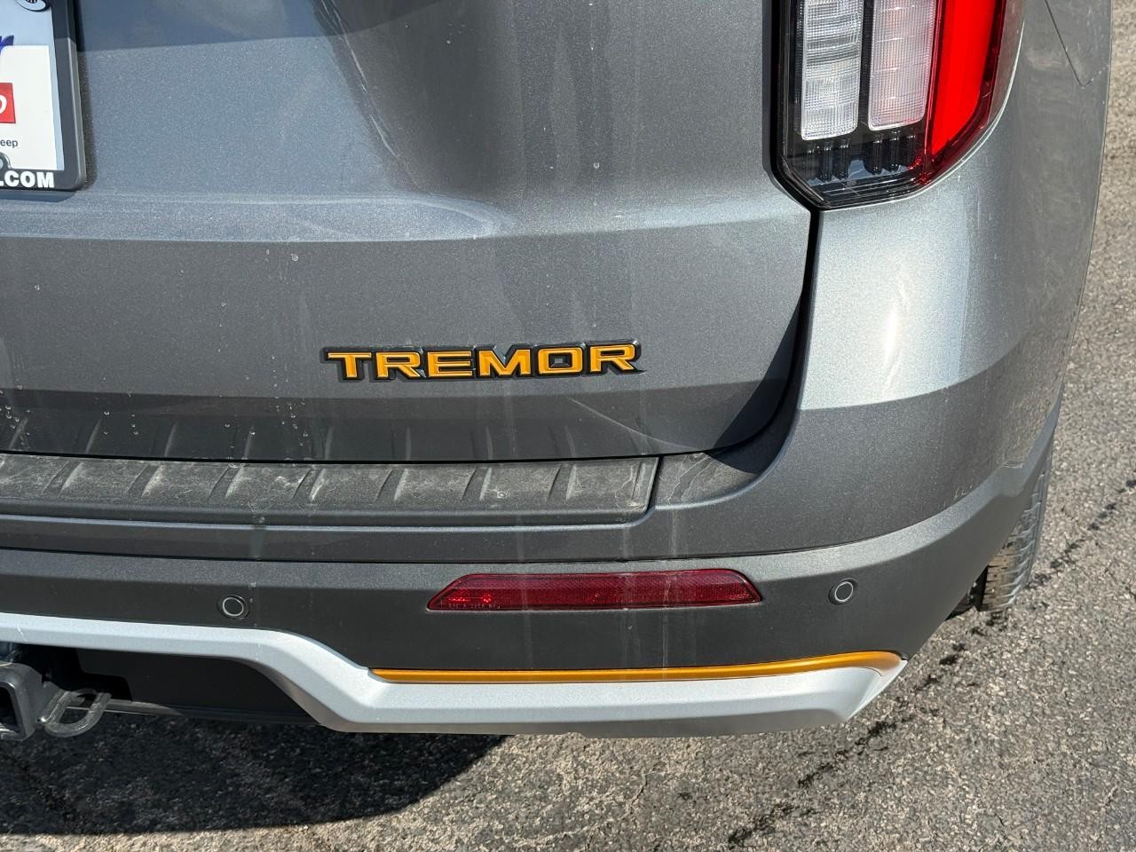 Ford Explorer Vehicle Full-screen Gallery Image 04