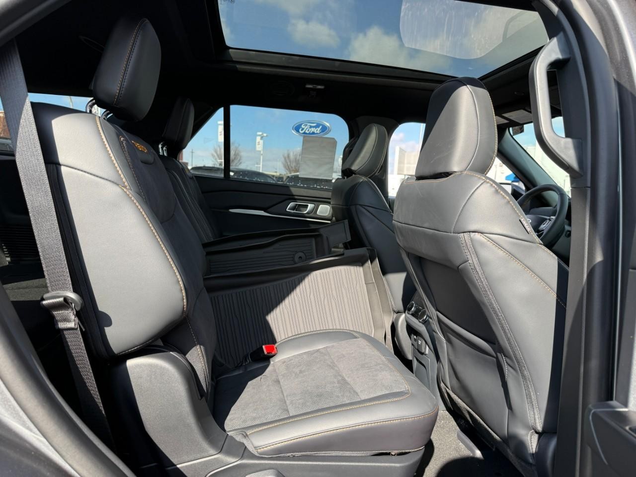 Ford Explorer Vehicle Full-screen Gallery Image 06