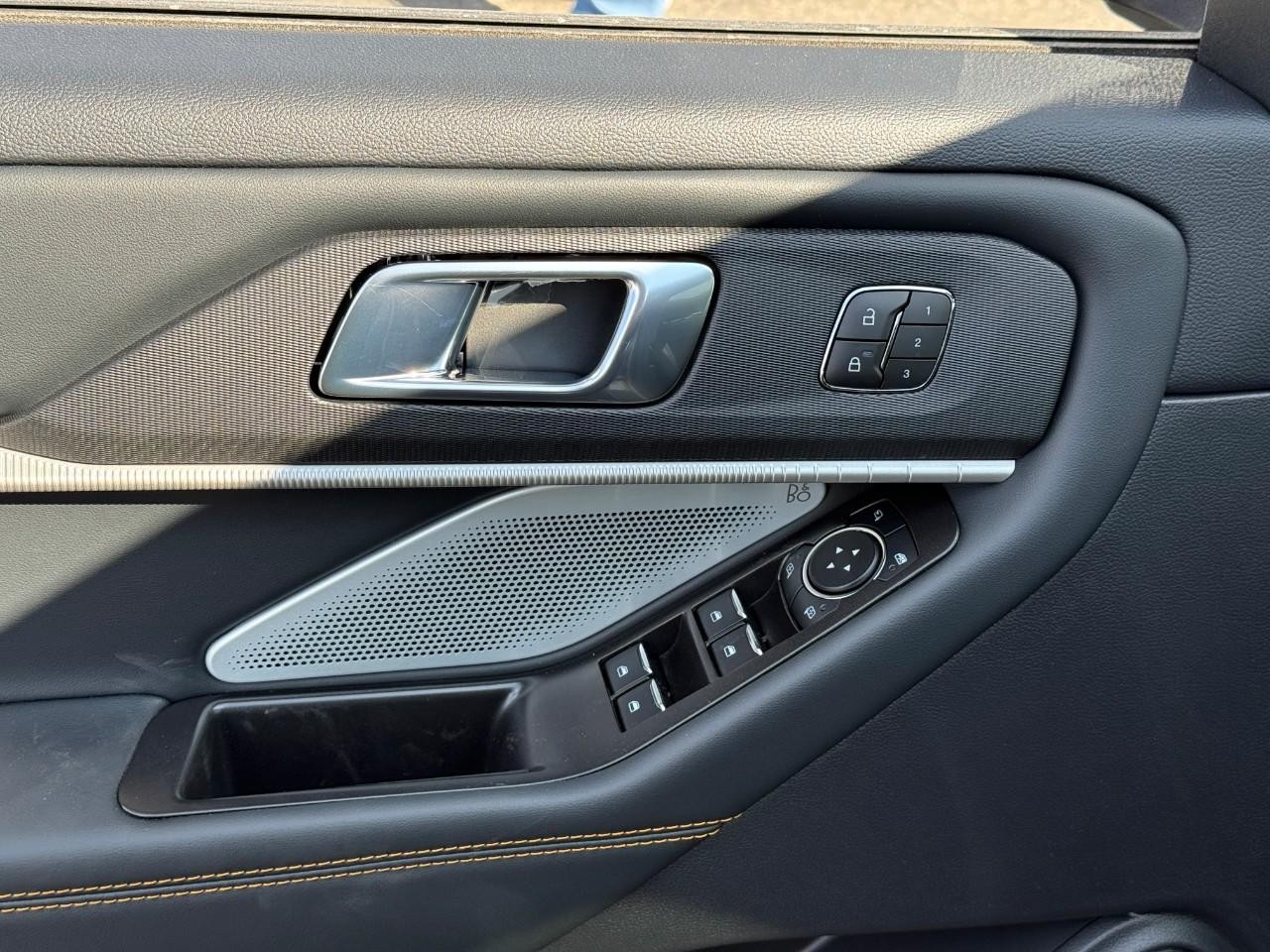 Ford Explorer Vehicle Full-screen Gallery Image 12