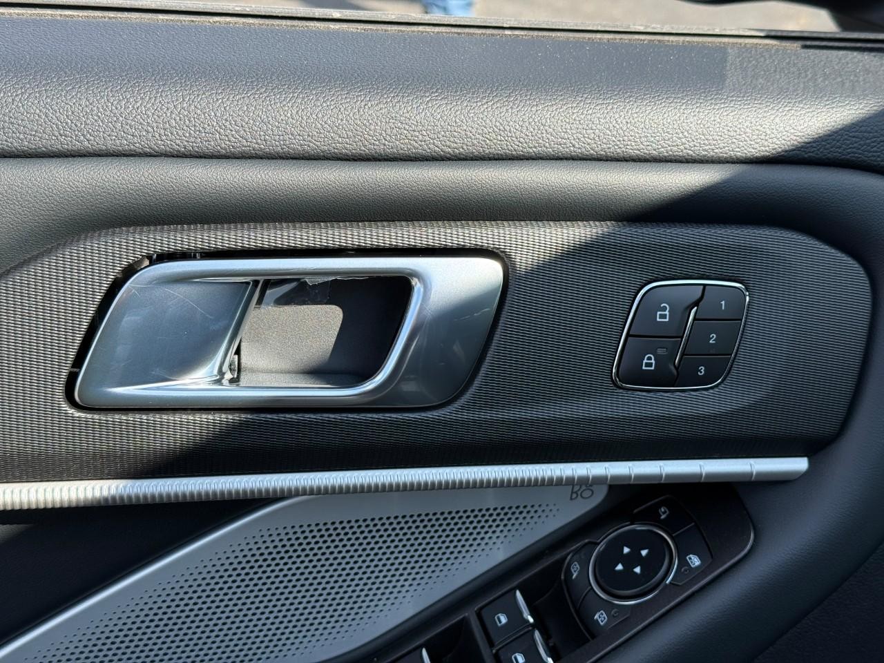 Ford Explorer Vehicle Full-screen Gallery Image 13