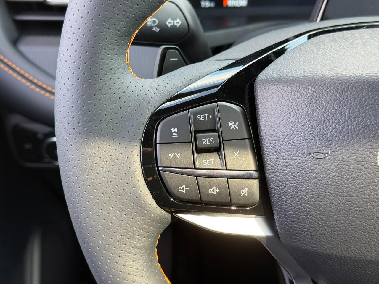 Ford Explorer Vehicle Full-screen Gallery Image 16