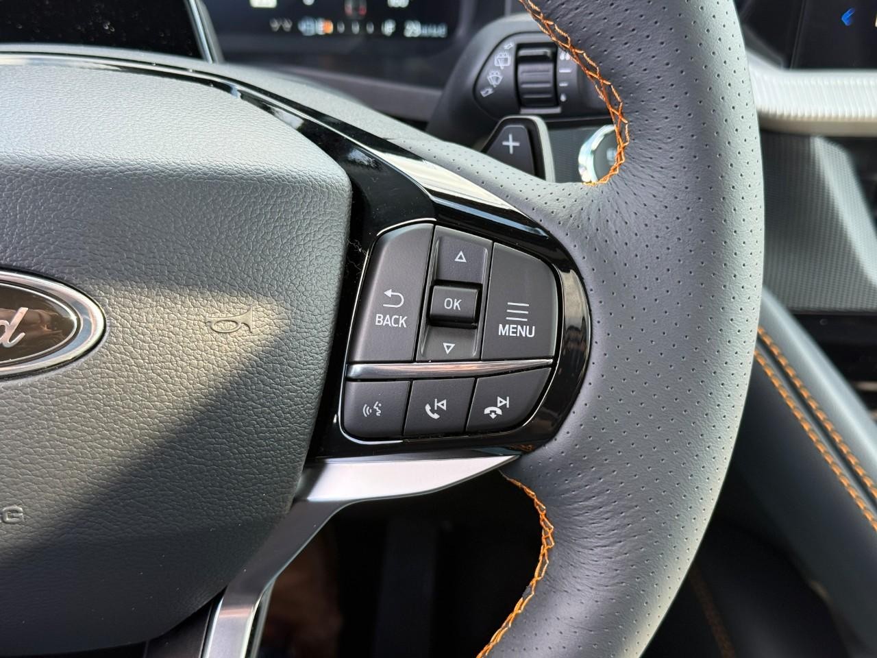 Ford Explorer Vehicle Full-screen Gallery Image 17