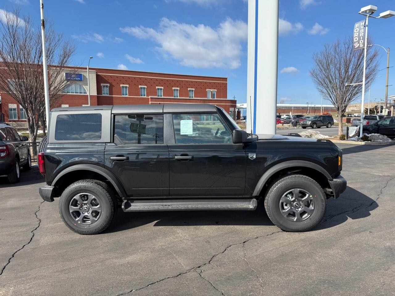 Ford Bronco Vehicle Full-screen Gallery Image 02